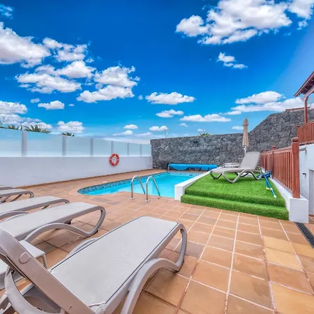 Casa de Férias Yeyos - Ocean Views, Pool, Bbq And Billiard By Lanzarote