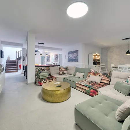 Casa de Férias Yeyos - Ocean Views, Pool, Bbq And Billiard By Lanzarote *
