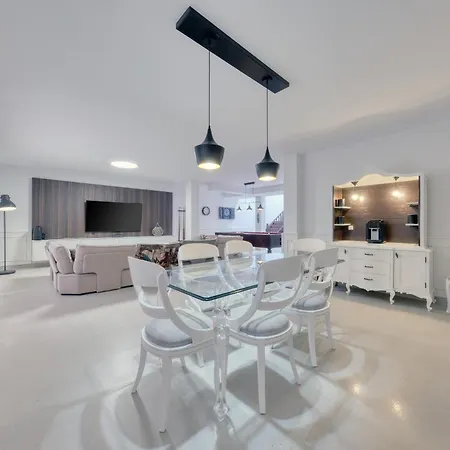 Casa de Férias Yeyos - Ocean Views, Pool, Bbq And Billiard By Lanzarote *