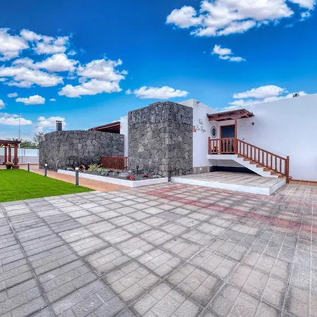 Casa de Férias Yeyos - Ocean Views, Pool, Bbq And Billiard By Lanzarote